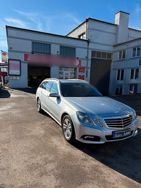 Silber Gebraucht 2010 Mercedes E250 Avantgarde Kombi | 14.850 € (Etwas zu teuer) - Bild 1/4