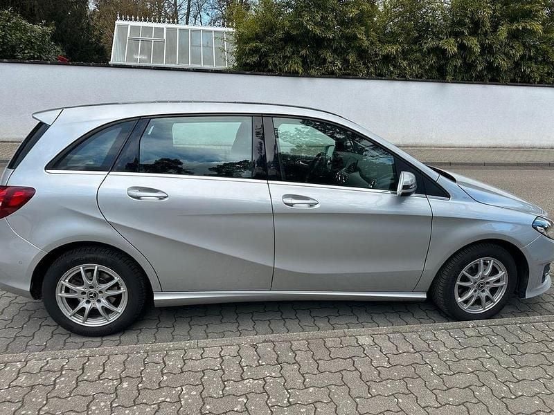 Gebraucht Mercedes B180 122 PS (89 kW) 2018 Silber Van / Kleinbus