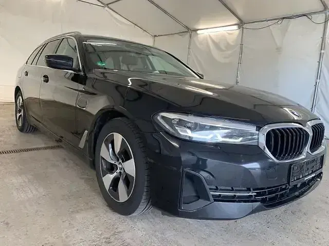 Gebraucht BMW 520 190 PS (139 kW) 2023 Black sapphire metallic Kombi