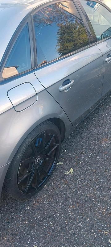 Grau Gebraucht 2010 Audi A4 Limousine | 4.800 € (Superpreis) - Bild 1/4