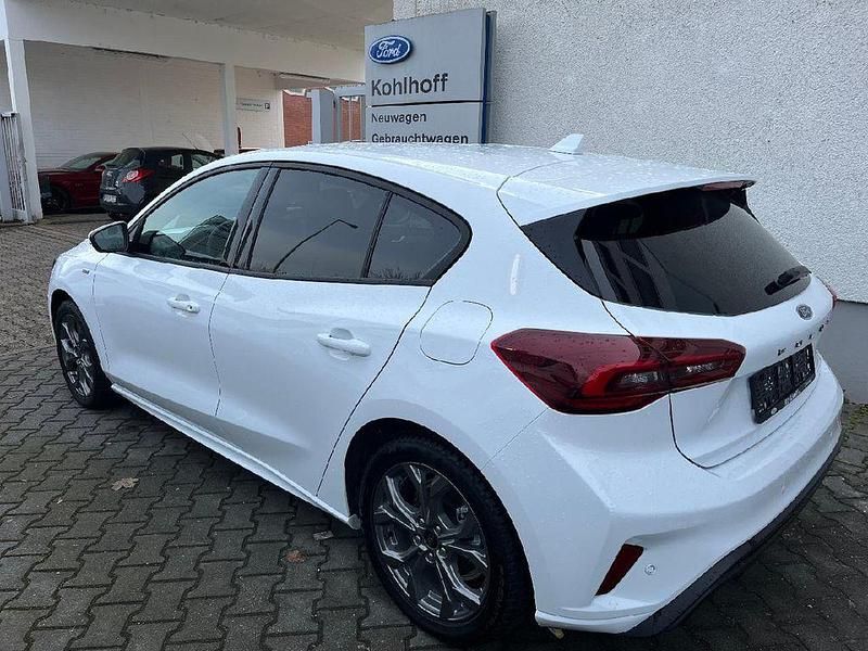 Gebraucht Ford Focus ST-Line 125 PS (91 kW) 2023 Frostweiß Limousine