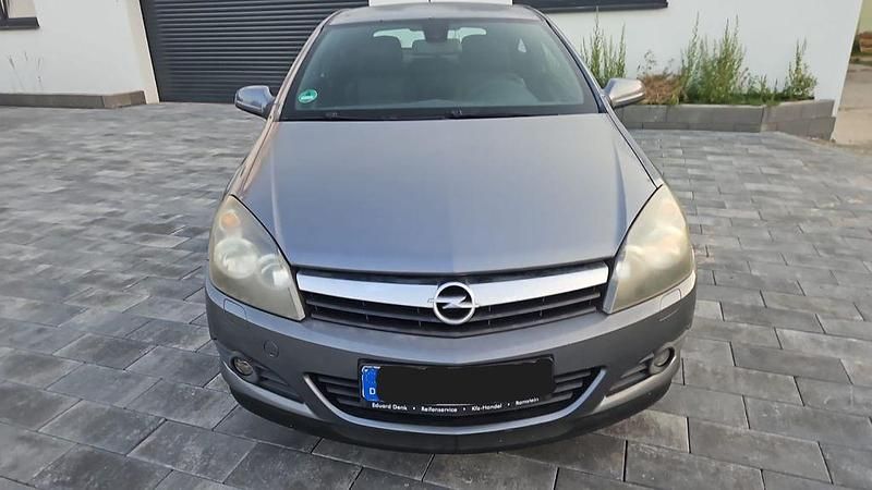 Grau Gebraucht 2006 Opel Astra GTC Basis Limousine | 1.290 € - Bild 1/4
