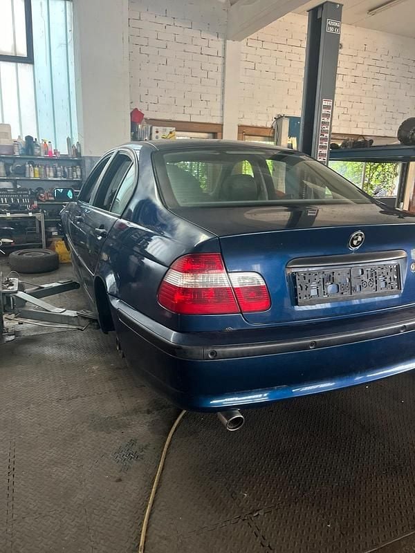 Blau Gebraucht 2003 BMW 318 Limousine | 800 € (Superpreis) - Bild 1/4