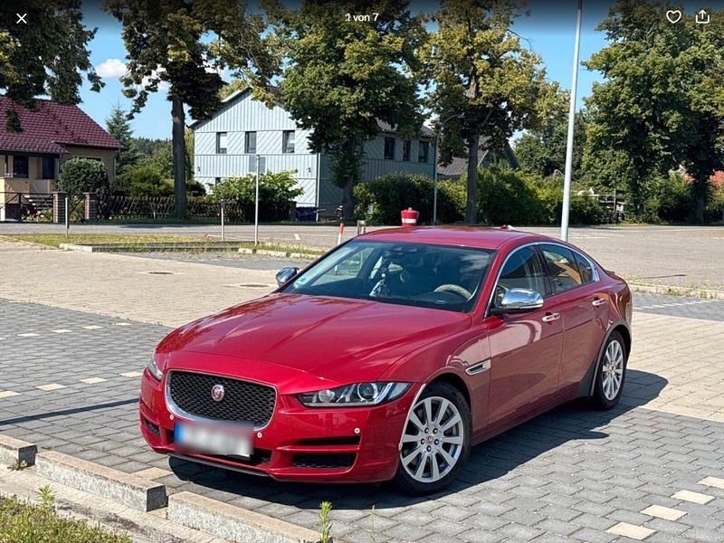Rot Gebraucht 2017 Jaguar XE Limousine | 15.500 € (Superpreis) - Bild 1/4