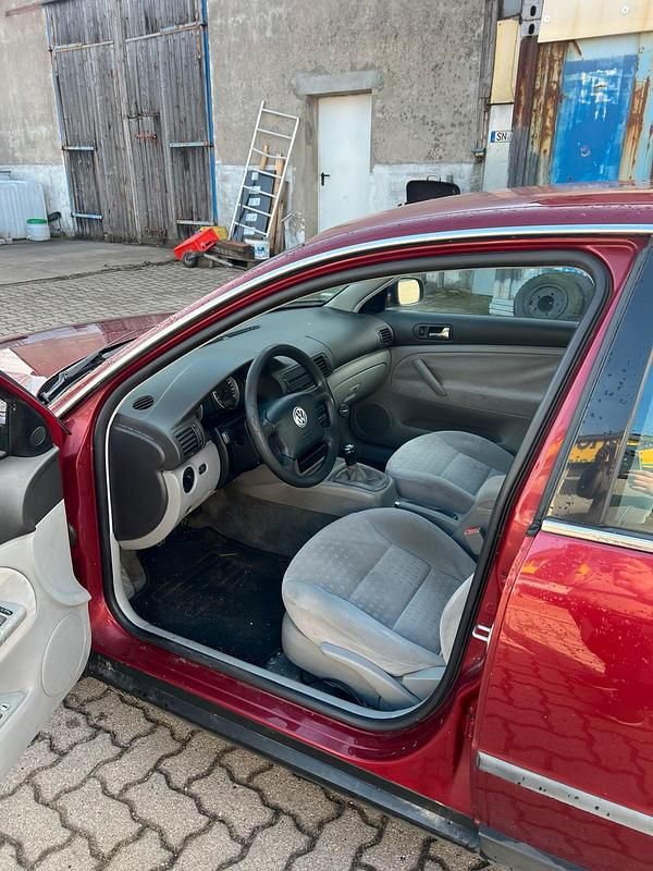 Gebraucht VW Passat 102 PS (75 kW) 2001 Rot Limousine