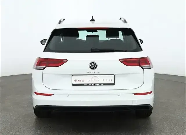 Second-hand VW Golf VIII Life 116 CP (85 kW) 2023 Alb Break