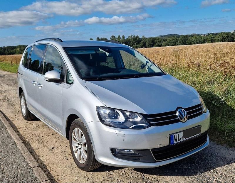 Silber Gebraucht 2017 VW Sharan Comfortline Van / Kleinbus | 8.900 € (Guter Preis) - Bild 1/4