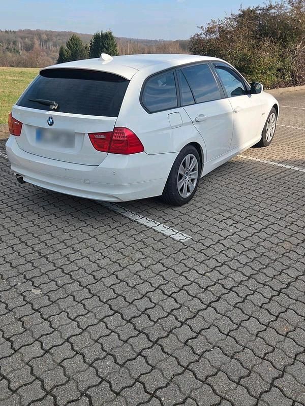 Gebraucht BMW 320 Sport Line 142 PS (104 kW) 2010 Weiß Kombi