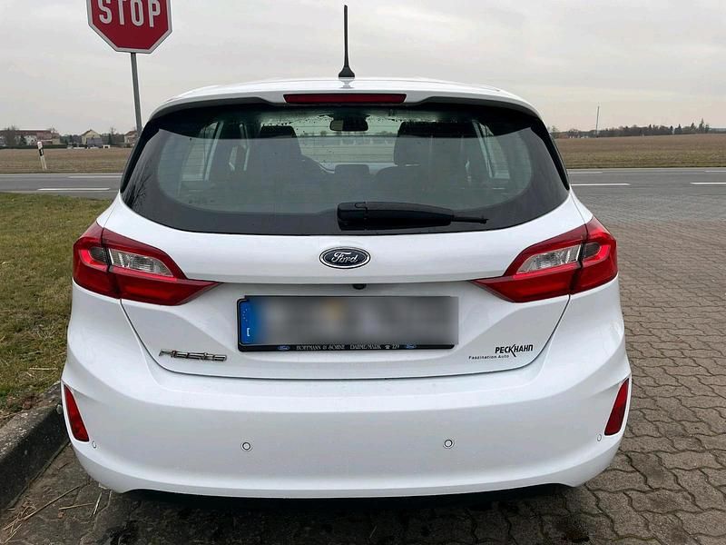 Weiß Gebraucht 2018 Ford Fiesta Limousine | 8.990 € (Fairer Preis) - Bild 1/4