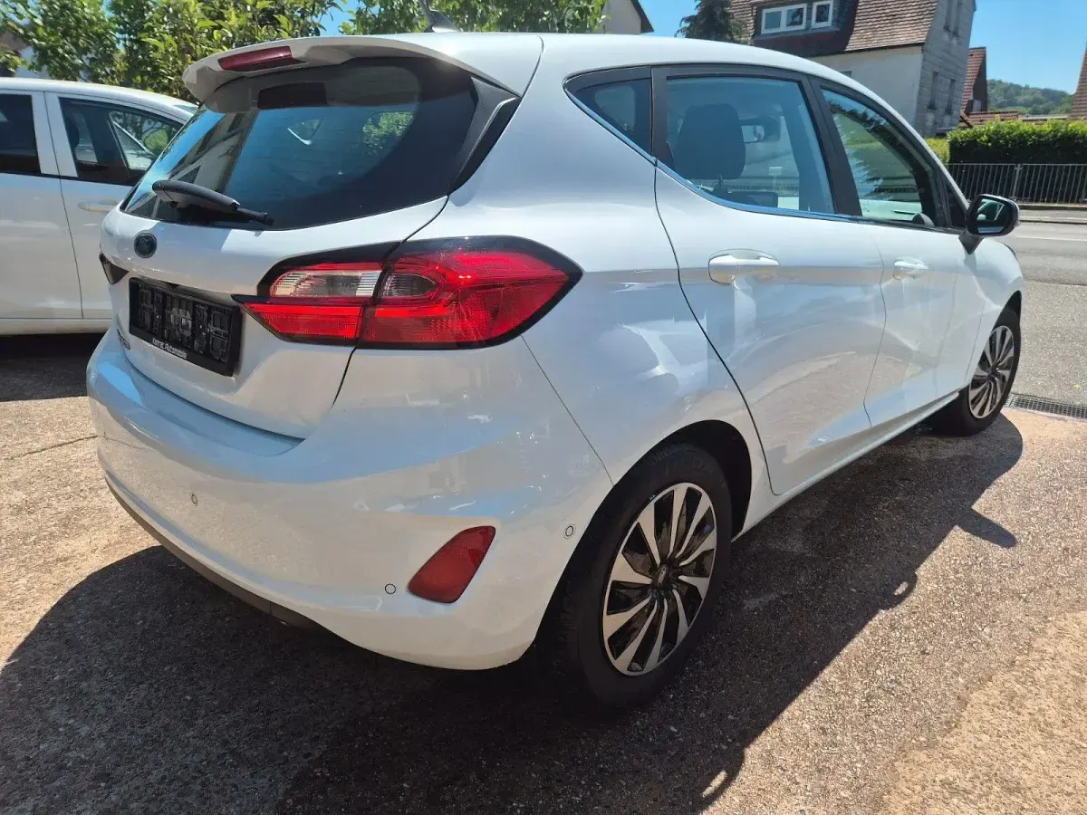 Gebraucht Ford Fiesta Titanium 101 PS (74 kW) 2023 Weiß Kleinwagen