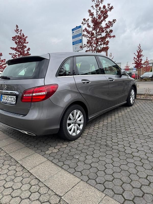 Gebraucht Mercedes B220 177 PS (130 kW) 2017 Grau Van / Kleinbus