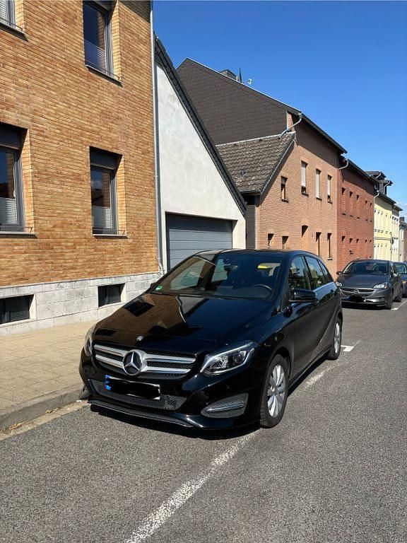 Schwarz Gebraucht 2015 Mercedes B180 Van / Kleinbus | 13.990 € (Superpreis) - Bild 1/4
