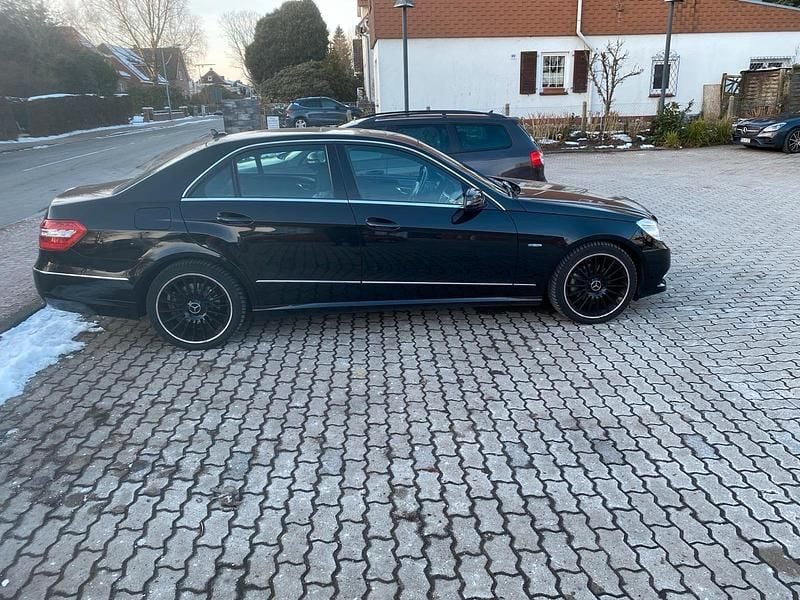 Gebraucht Mercedes E200 Avantgarde 184 PS (135 kW) 2011 Schwarz Limousine
