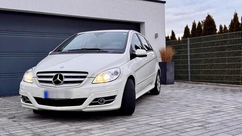 Gebraucht Mercedes 200 140 PS (102 kW) 2011 Weiß Kleinwagen