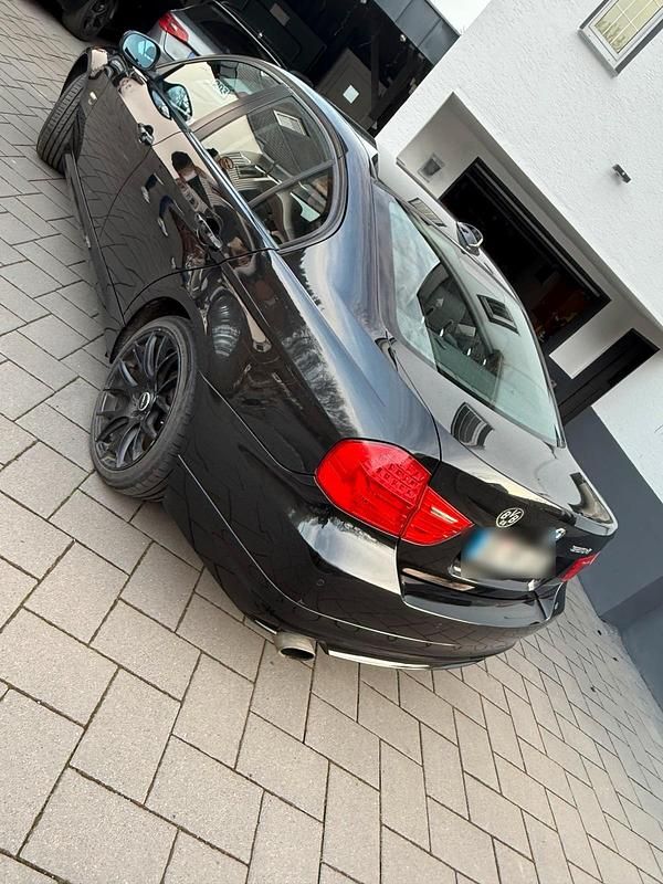 Gebraucht BMW 320 177 PS (130 kW) 2010 Schwarz Limousine