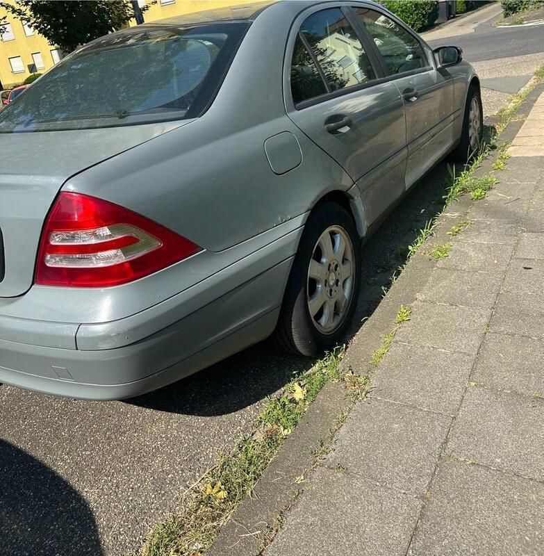 Silber Gebraucht 2002 Mercedes C180 Limousine | 1.000 € (Superpreis) - Bild 1/4