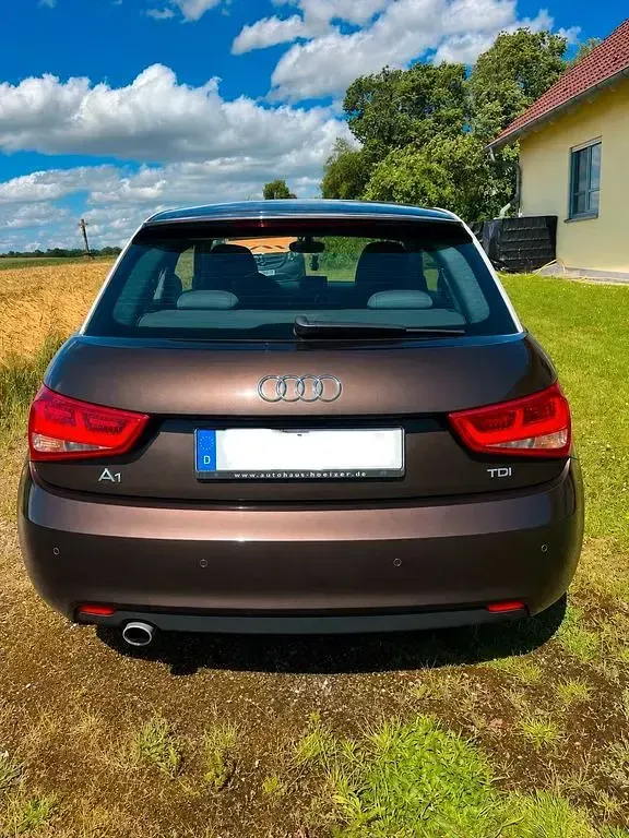 Gebraucht Audi A1 Attraction 90 PS (66 kW) 2013 Braun Kleinwagen