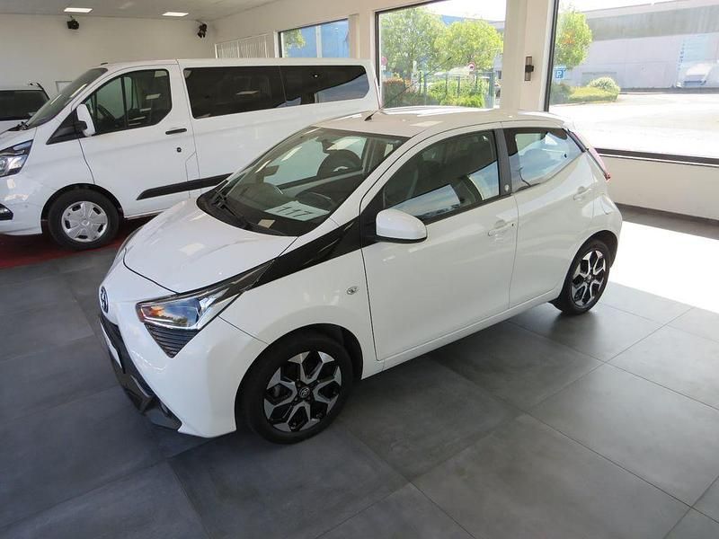 Weiß Gebraucht 2020 Toyota Aygo X-play Kleinwagen | 8.650 € (Guter Preis) - Bild 1/4