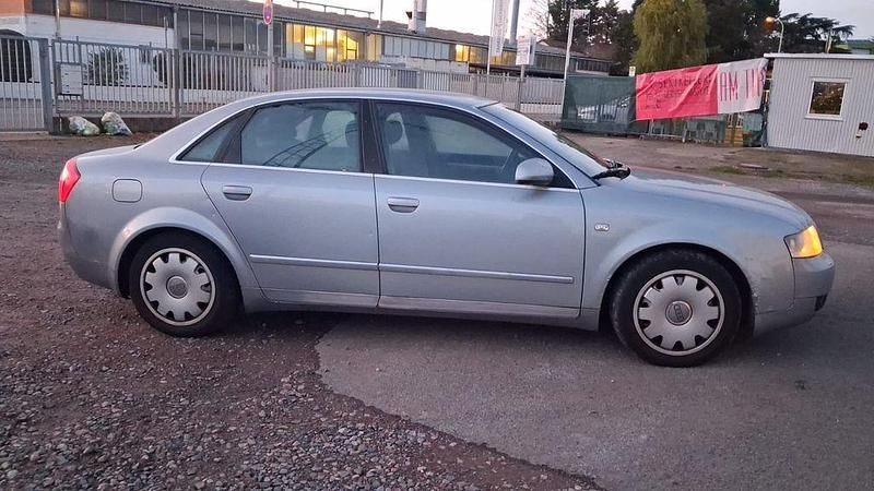 Silber Gebraucht 2004 Audi A4 Limousine | 950 € (Superpreis) - Bild 1/4