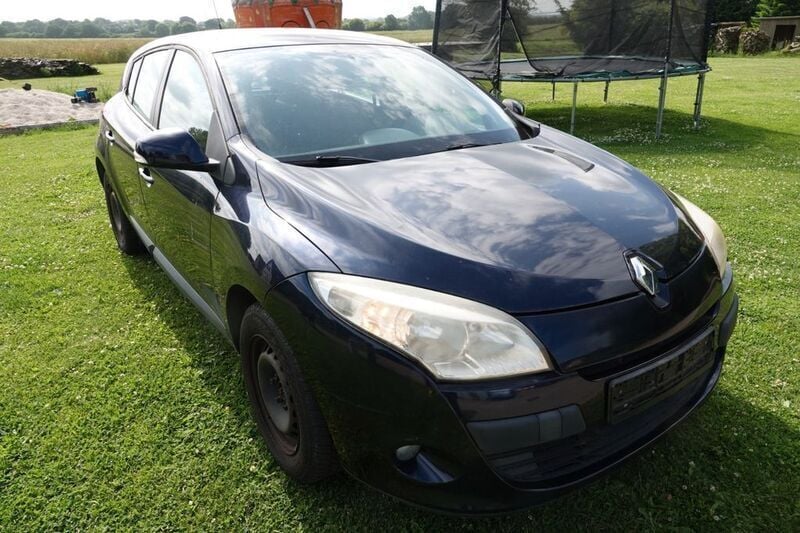 Blau Gebraucht 2009 Renault Mégane III Expression Limousine | 2.150 € (Guter Preis) - Bild 1/4