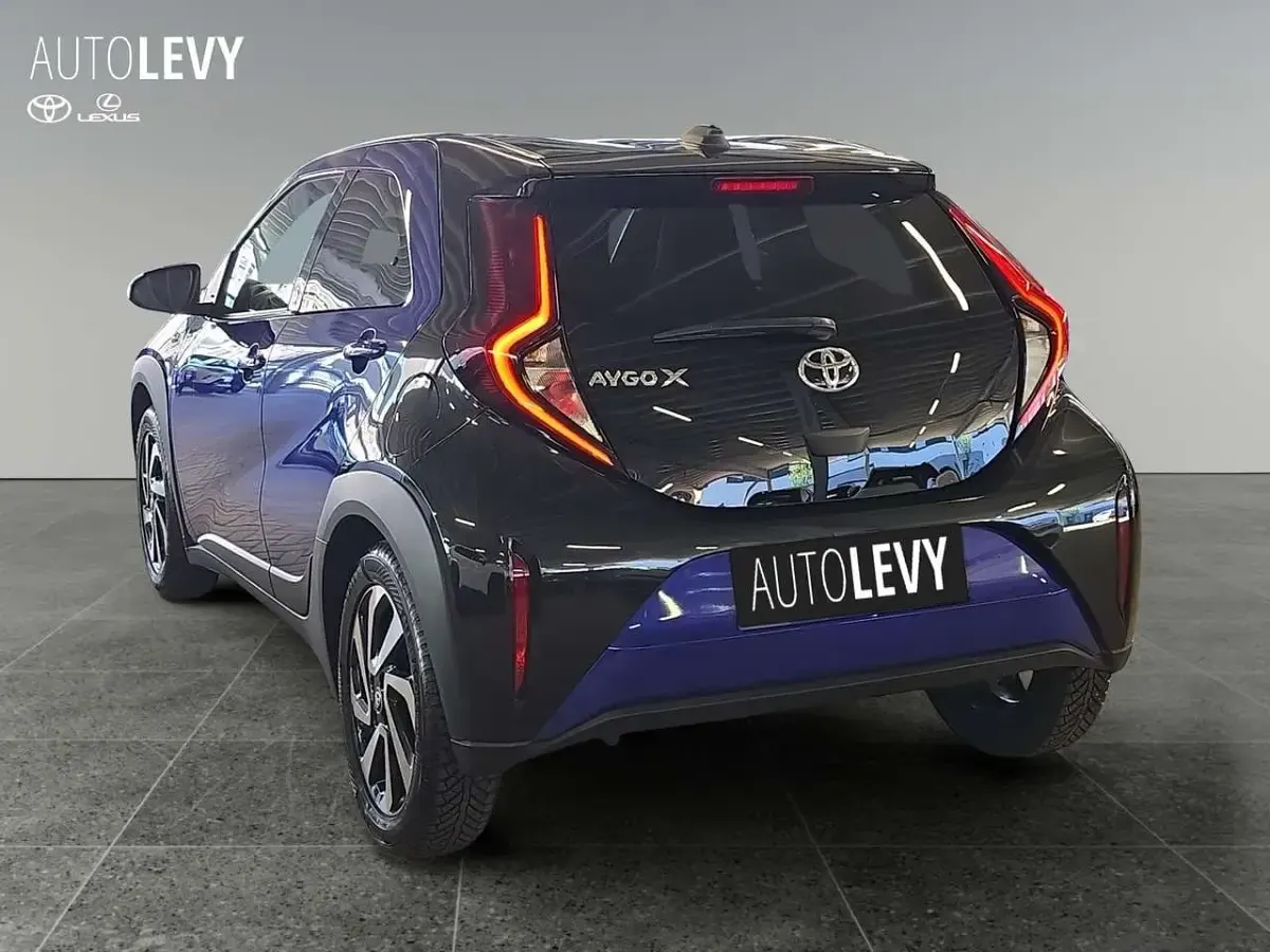 Gebraucht Toyota Aygo X Basis 72 PS (52 kW) 2024 Juniper blue metallic/ night sky black SUV