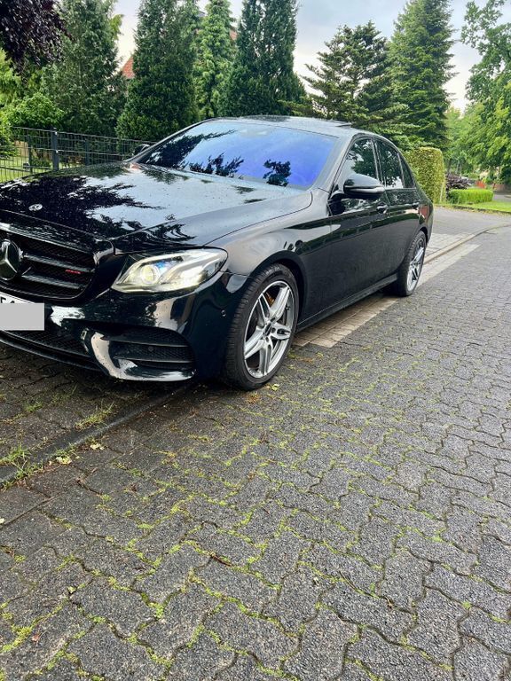 Schwarz Gebraucht 2017 Mercedes E220 AMG line Limousine | 28.000 € (Fairer Preis) - Bild 1/4