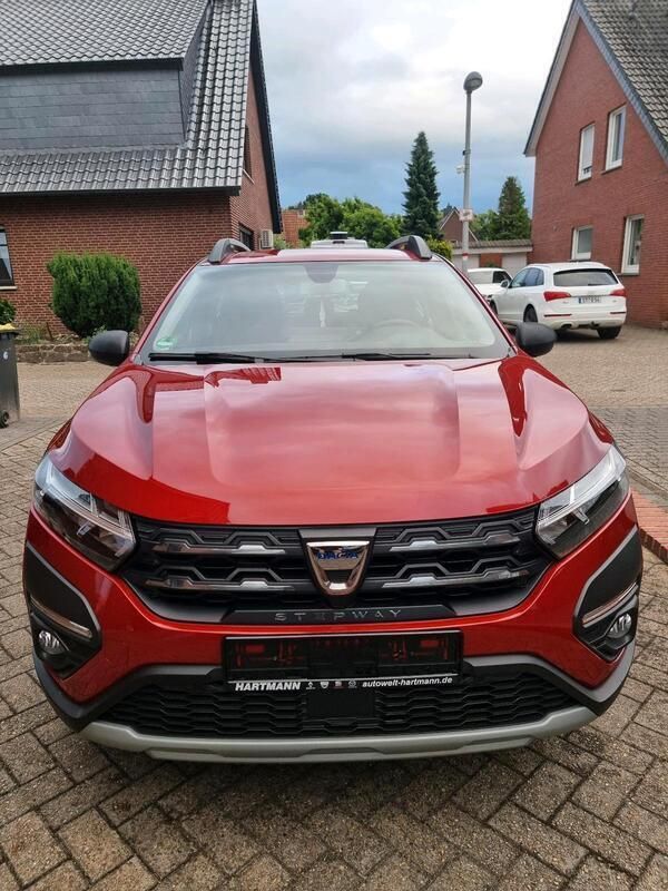 Rot Gebraucht 2021 Dacia Sandero Stepway Kleinwagen | 14.000 € (Teuer) - Bild 1/4