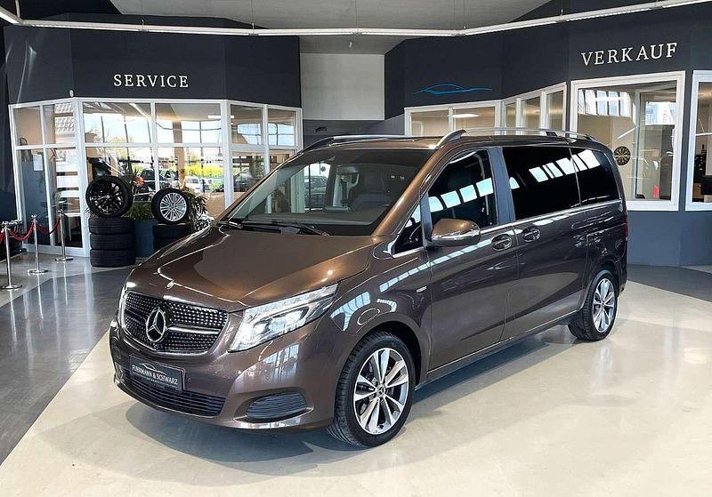 Braun Gebraucht 2015 Mercedes V250 Avantgarde Van / Kleinbus | 39.810 € (Etwas zu teuer) - Bild 1/4