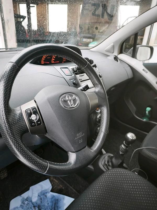 Gebraucht Toyota Yaris 100 PS (73 kW) 2010 Grau Kleinwagen