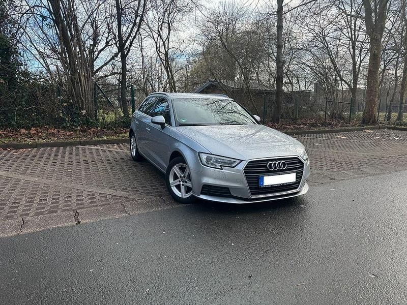 Silber Gebraucht 2017 Audi A3 Ambiente Limousine | 13.200 € (Superpreis) - Bild 1/4