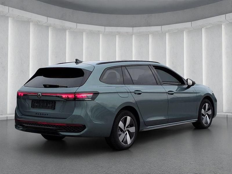 Gebraucht VW Passat R-line 272 PS (200 kW) 2025 Gruen Kombi