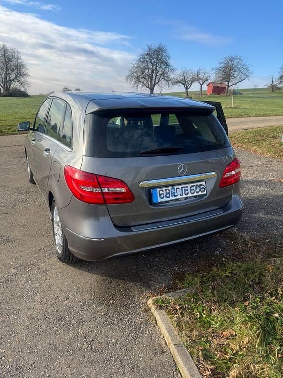 Gebraucht Mercedes B200 136 PS (100 kW) 2013 Grau Van / Kleinbus