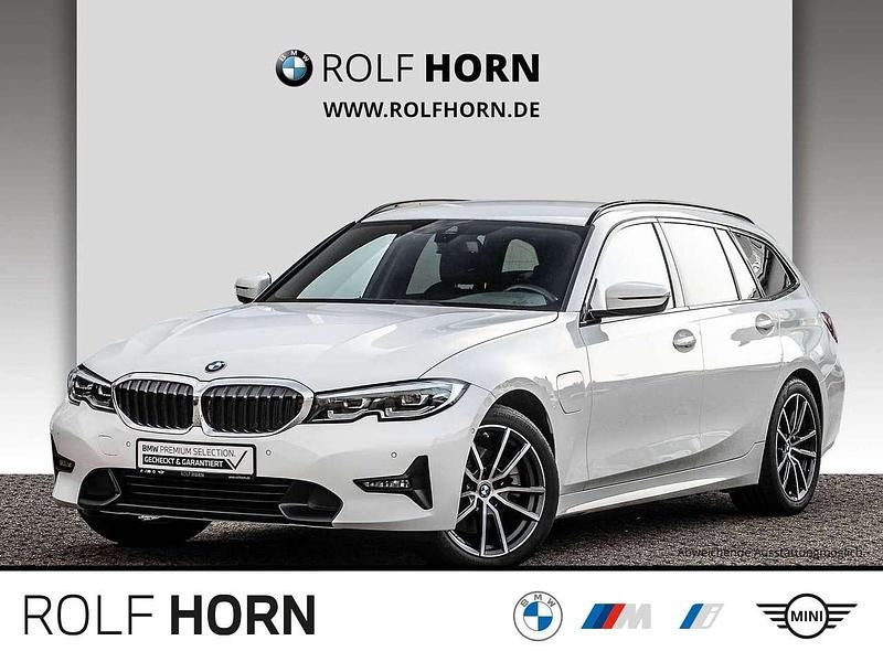 Alpinweiß uni Gebraucht 2022 BMW 320e Sport Line Kombi | 27.470 € (Fairer Preis) - Bild 1/4