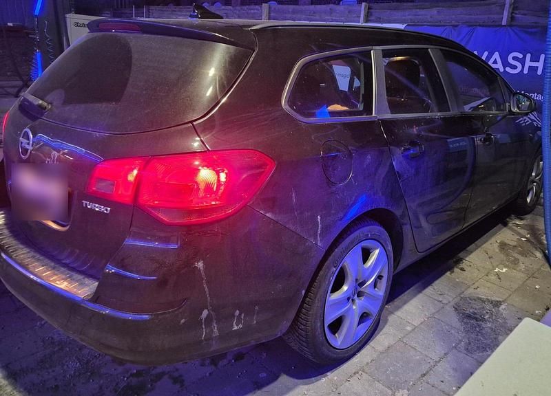 Gebraucht Opel Astra 140 PS (102 kW) 2011 Schwarz Kombi