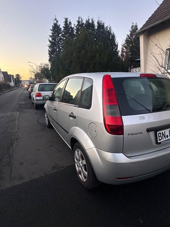 Gebraucht Ford Fiesta 75 PS (55 kW) 2005 Silber Limousine