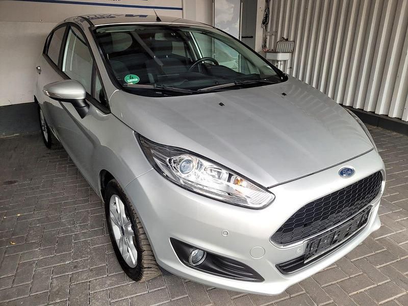 Gebraucht Ford Fiesta Celebration 80 PS (58 kW) 2017 Silber Kleinwagen