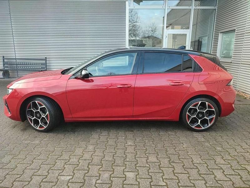 Używany Opel Astra GS Line 150 KM (110 kW) 2022 Czerwony Sedan/Limuzyna