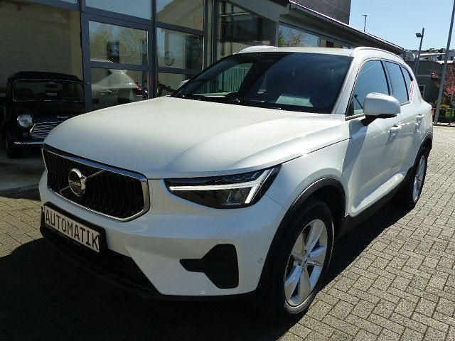 Gebraucht Volvo XC40 Core 163 PS (119 kW) 2025 Crystal white / metallic SUV