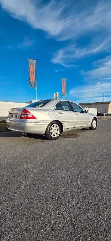Second-hand Mercedes C200 Elegance 163 CP (119 kW) 2000 Argintiu Berlinǎ