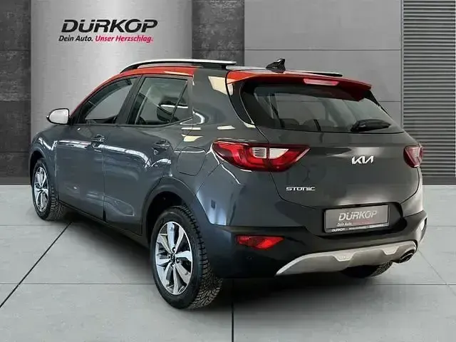 Gebraucht Kia Stonic Vision 101 PS (74 kW) 2023 (apx) perennialgrau met./orang (metallic) SUV