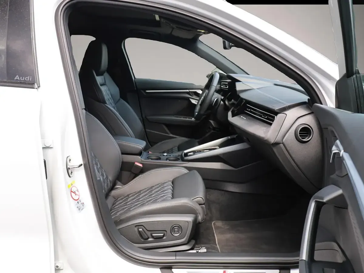 Gebraucht Audi S3 333 PS (244 kW) 2025 Manufacturer Limousine