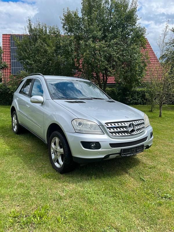 Silber Gebraucht 2007 Mercedes ML350 SUV | 8.200 € (Fairer Preis) - Bild 1/4