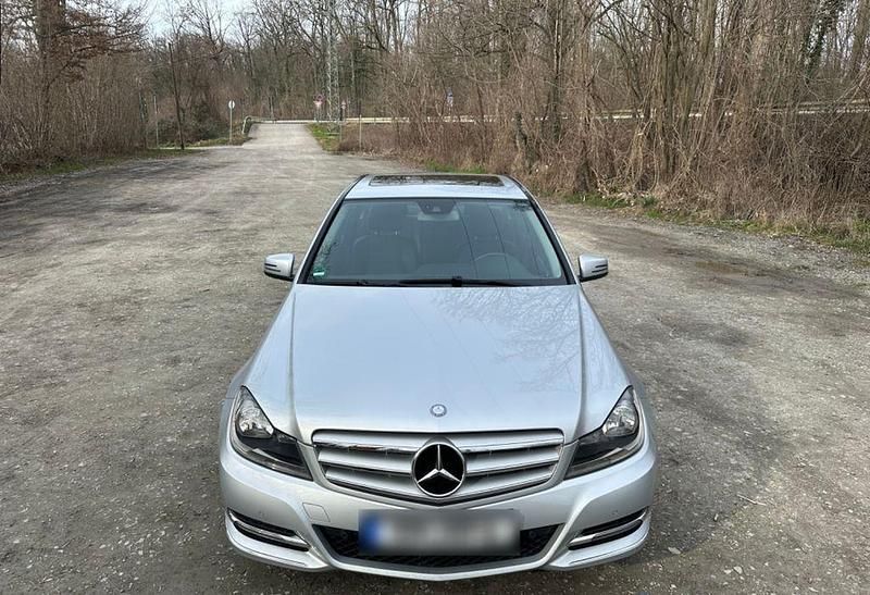 Grau Gebraucht 2011 Mercedes C220 Avantgarde Limousine | 14.900 € (Teuer) - Bild 1/4