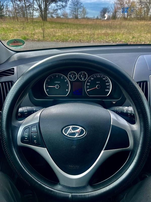 Gebraucht Hyundai i30 109 PS (80 kW) 2010 Grau Kleinwagen