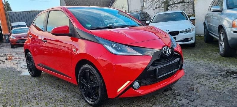 Rot Gebraucht 2014 Toyota Aygo X-play Kleinwagen | 5.990 € (Fairer Preis) - Bild 1/4
