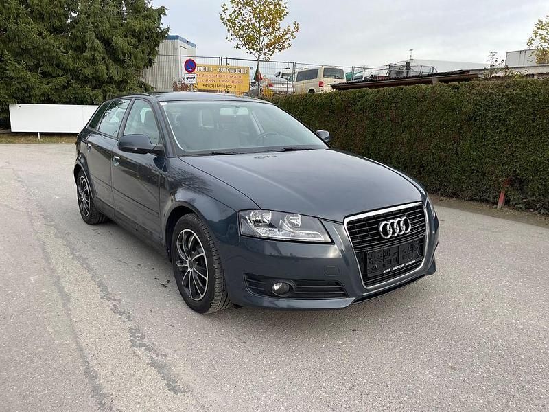 Gebraucht Audi A3 Attraction 105 PS (77 kW) 2011 Grau Limousine