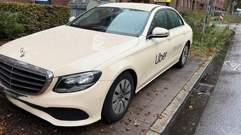 Gelb Gebraucht 2019 Mercedes E200 Limousine | 16.199 € (Superpreis) - Bild 1/4