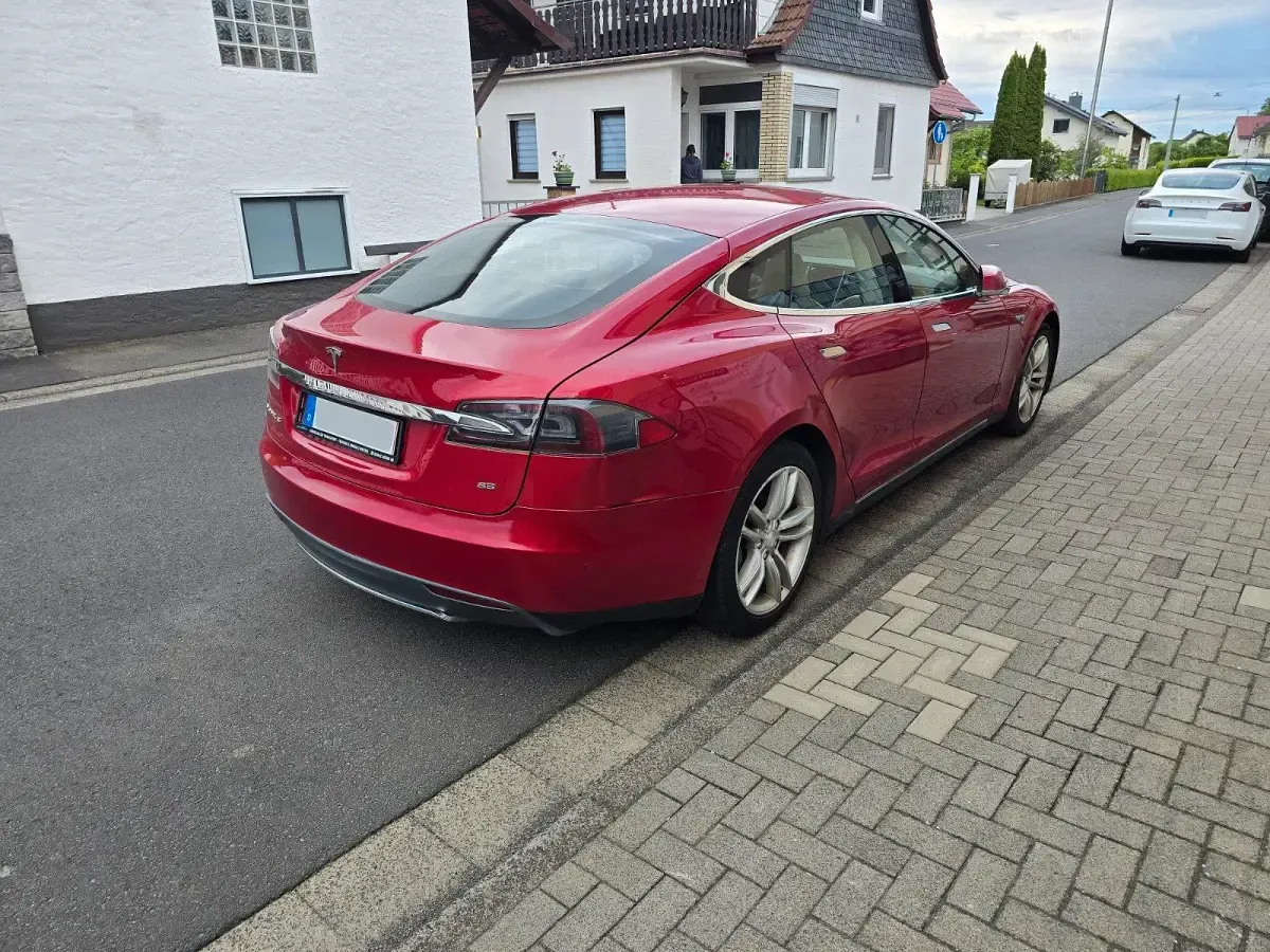 Käytetty Tesla Model S 269 kW (367 HP) 2014 Punainen Viistoperä