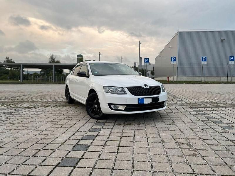 Weiß Gebraucht 2013 Skoda Octavia Limousine | 9.999 € (Teuer) - Bild 1/4