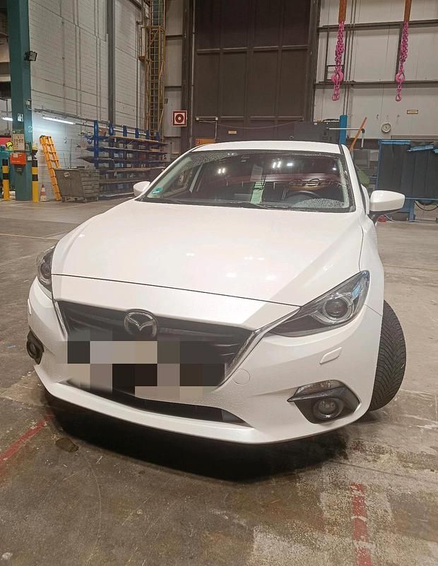 Weiß Gebraucht 2016 Mazda 3 Edition Limousine | 11.000 € (Etwas zu teuer) - Bild 1/4